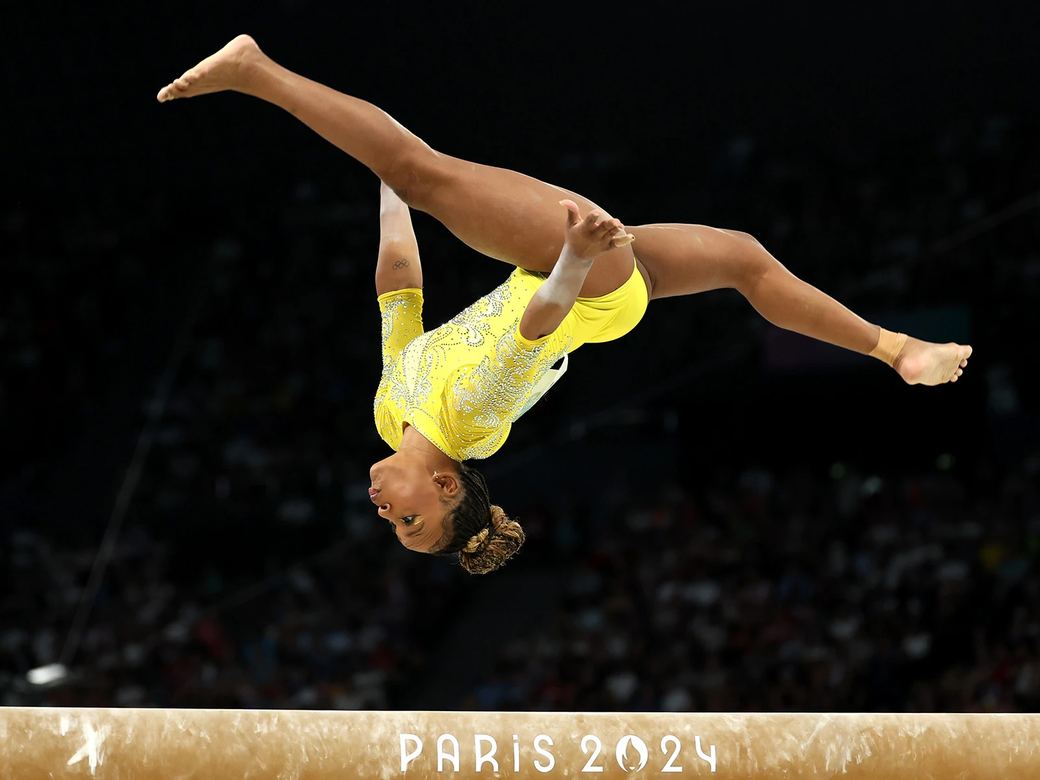 Gimnasta en la viga de equilibrio